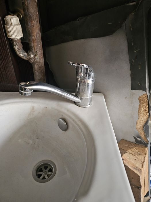 Срочно продам угловой компактный  раквина + сместитель целый идеалном.