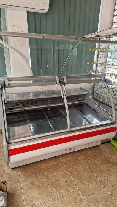 Vand 2 vitrine ( congelare + mezeluri)