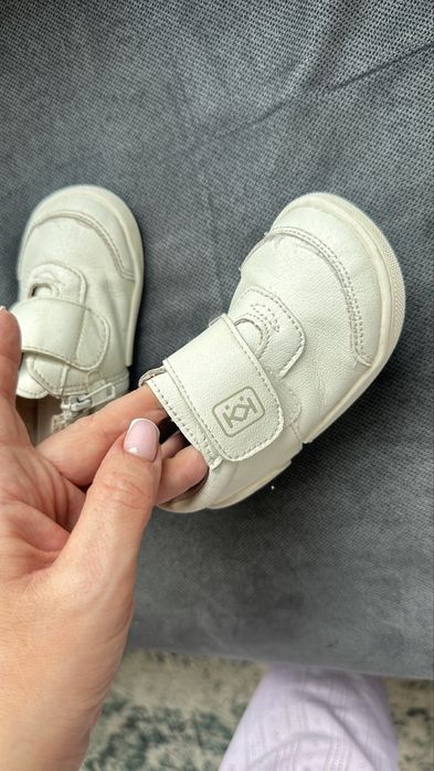 Корев и Колев бебешки буйки прохождане обувки естествена кожа бели