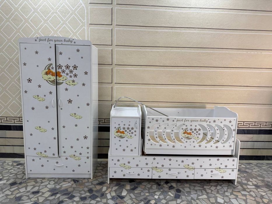 Детская мебель. Шкаф и кроватик