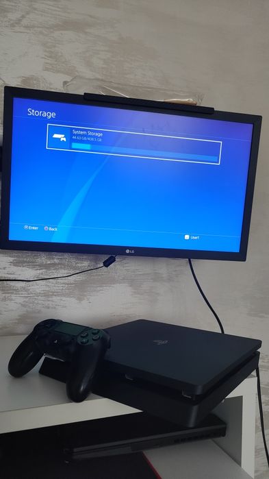 PlayStation 4 Slim (Ps 4) + controller