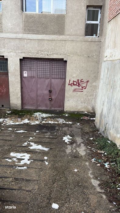 Vand garaj-depozit, in Pitesti, ultracentral in suprafata de 86 mp