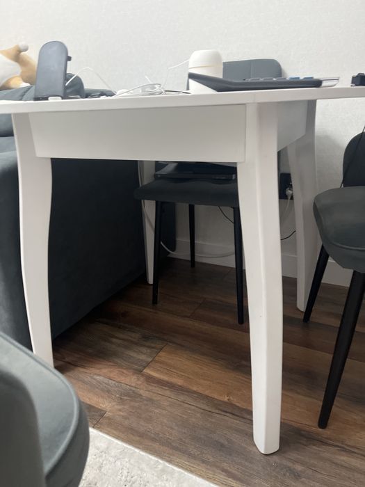 Продам стол белый 100*100