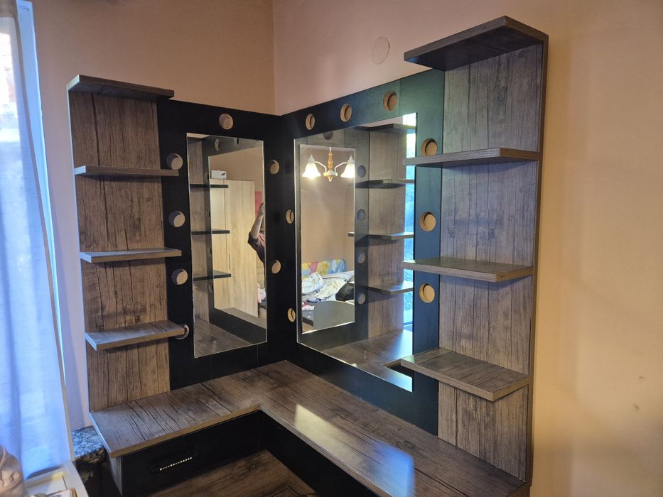 Ъглова тоалетка с огледала и рафтове