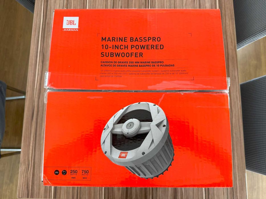 Морски Sub JBL със собствен усилвател