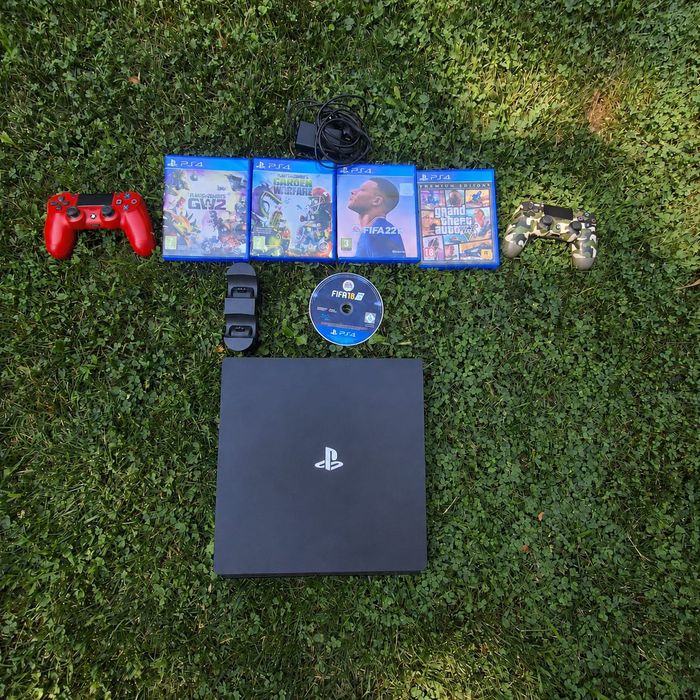 Vand PS4 Pro 1TB + 2 Manete + 4 Jocuri + incarcator dock - Silentios, Stare Foarte Buna