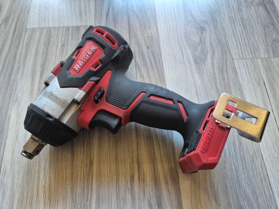 Акумулаторен ударен гайковерт Raider Industrial RDI-IBW01 400Nm