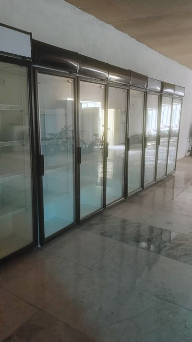 Витринные холодильники.