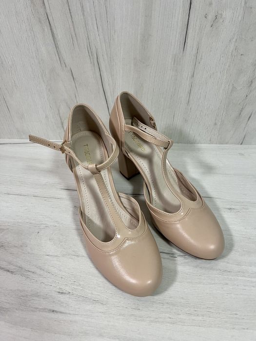 Продам бежевые туфли