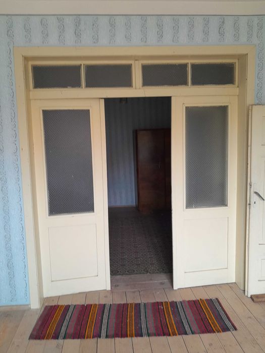 Монолитна къща на село с две бетонни плочи