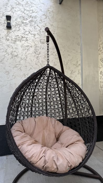 Качели из ротанга в хорошем состоянии