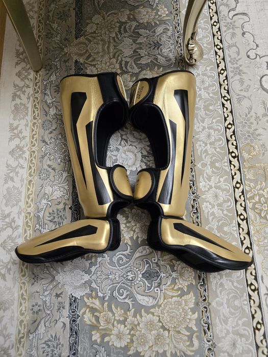 Venum Elite Boxing Gloves - Shin Guard Боксерскин перчатки