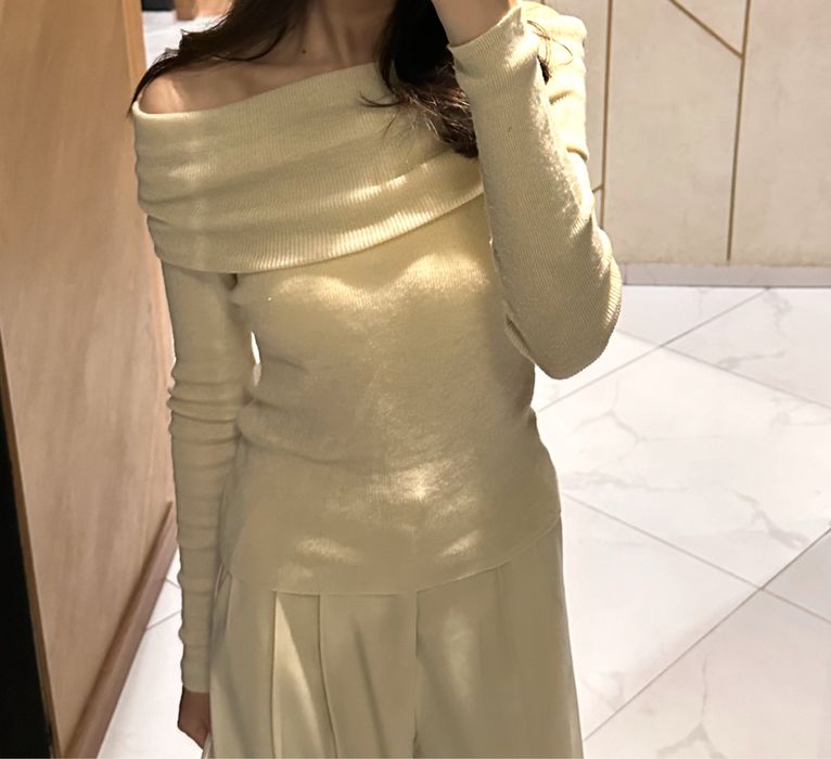 Кофта с открытыми плечами