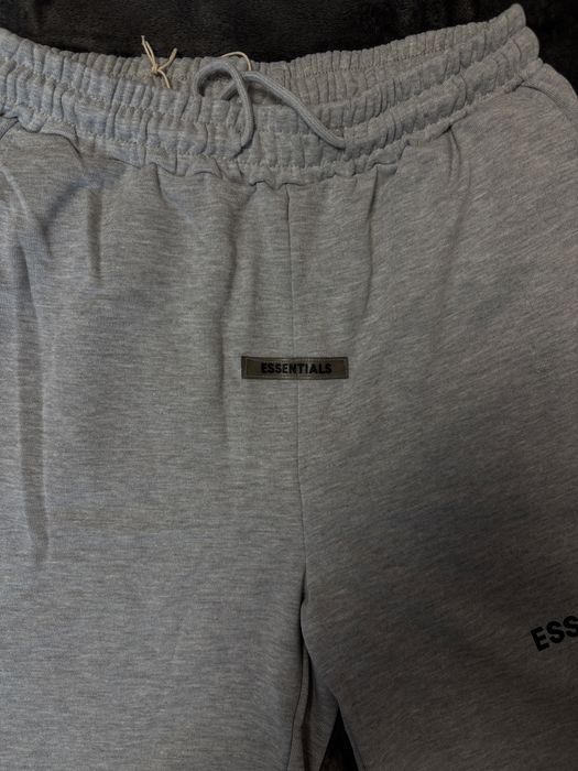 Pantaloni esentials,pret negociabil