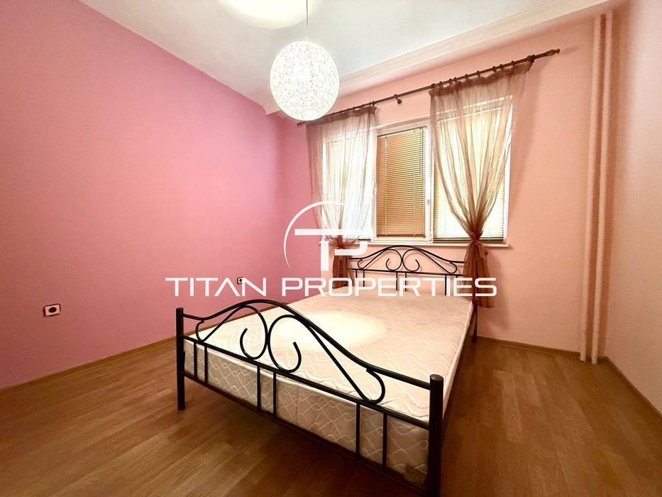 Тристаен апартамент за продажба в Център