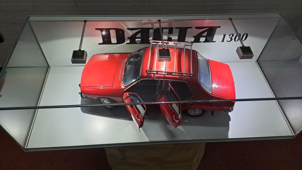 Macheta dacia cu vitrina cu prindere perete