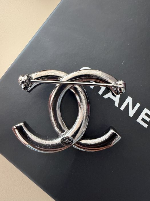 Brosa Chanel argintie