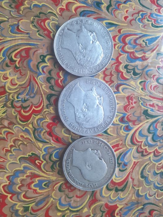 Три монети две 5 лв от 1894, една 100 лв от 1930 г и месингов пендар