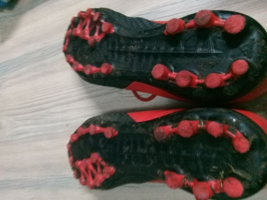 Продавам детски бутонки"Адидас"