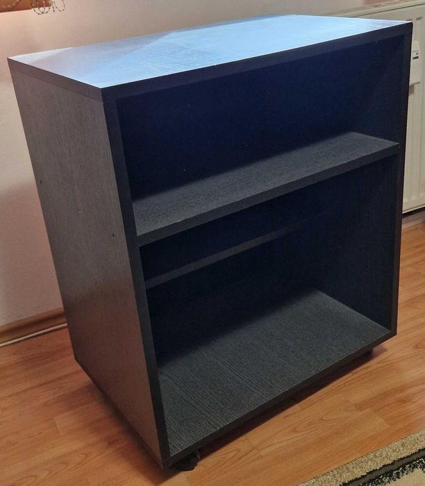 Vand mobila dormitor: sifonier, corpuri de biblioteca, rollbox