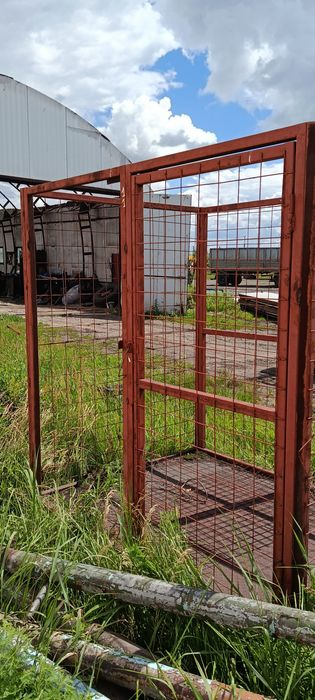 клетка на железном подоне