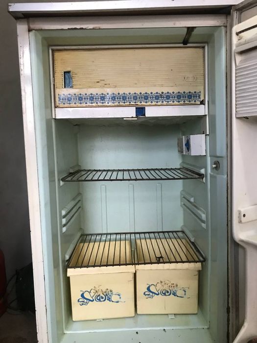 Холодильник сотилади