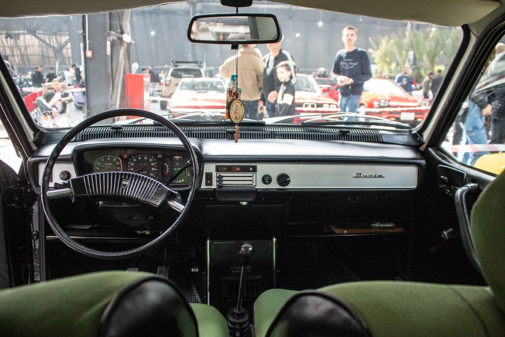 Inchiriez Masina de epocă Dacia Neagră 1310 Dacia 1300  pentru  Filmări Reclame Plimbari Nuntă