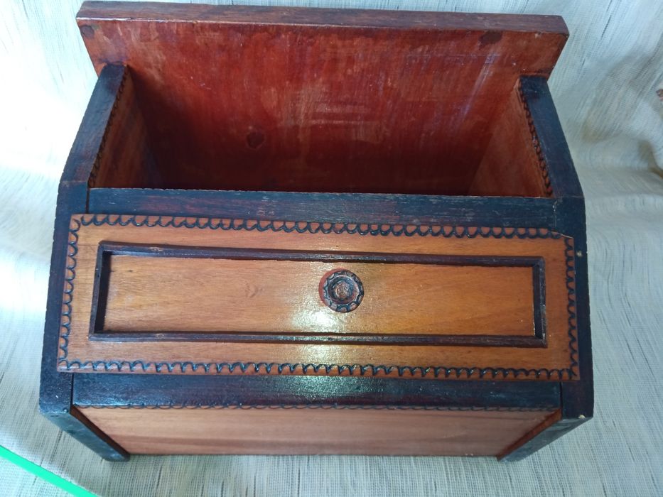 Стар дървен стенен шкаф с чекмедже