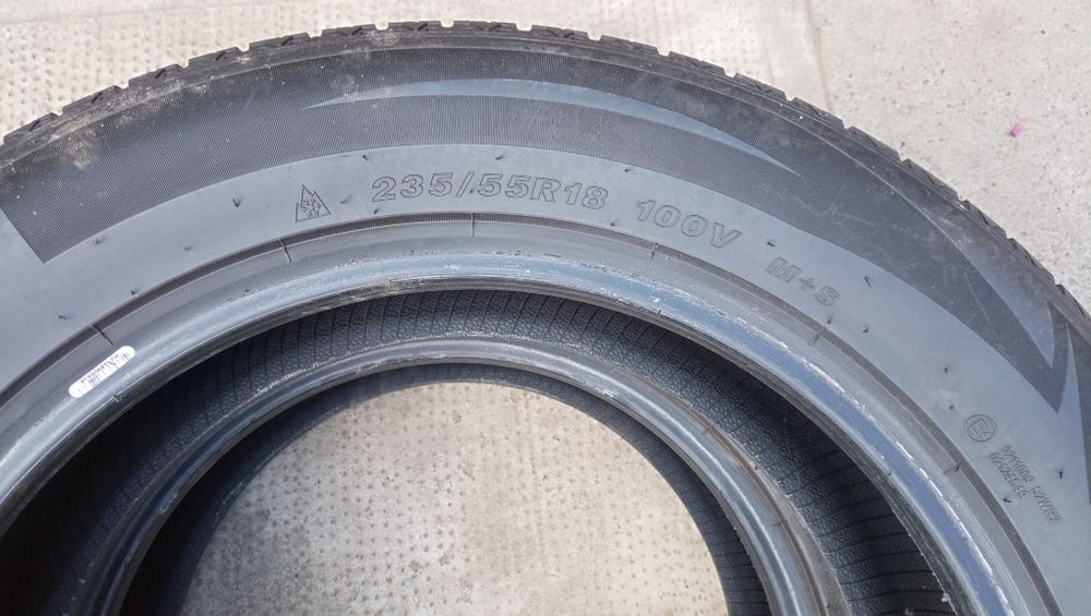 Vând 2 cauciucuri 235 55 R18