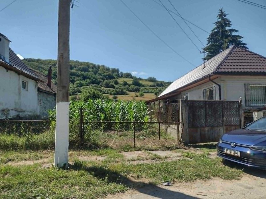 Casa de vanzare impreuna cu 2 terenuri intravilan , formand un tot unitar