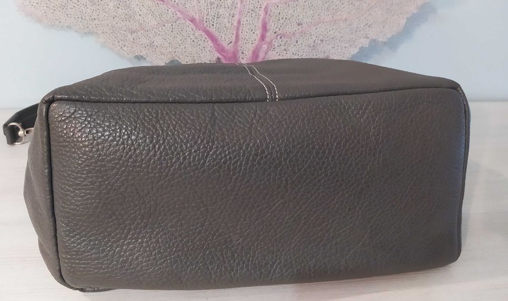 Сива кожена чанта, дамска – класически среден размер