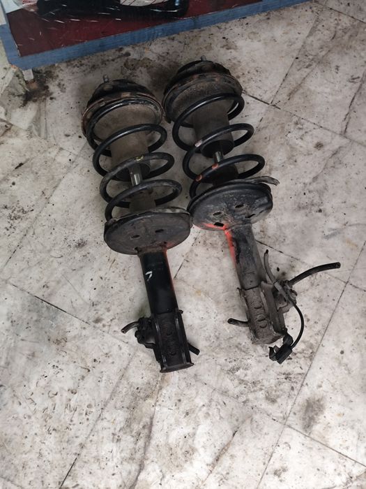 Макферсони за toyota avensis от 97 до 2000