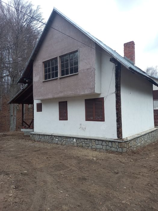 Vand 2 cabane la munte