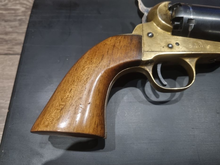Стар револвер Колт Нави 1851г