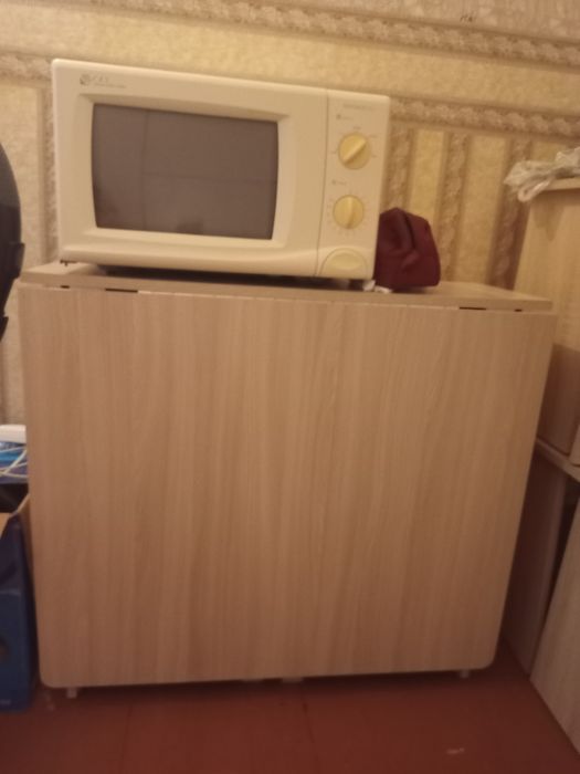 Продам стол раскладной и 4 стула