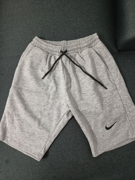 Vând bermude barbatesti The North Face, Nike