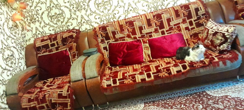 Диван 2 та креслоси пакревал ва ёстукчалари б н