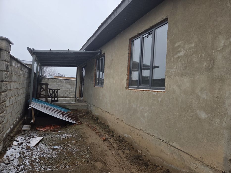 Продаётся дом из красного кирпича.