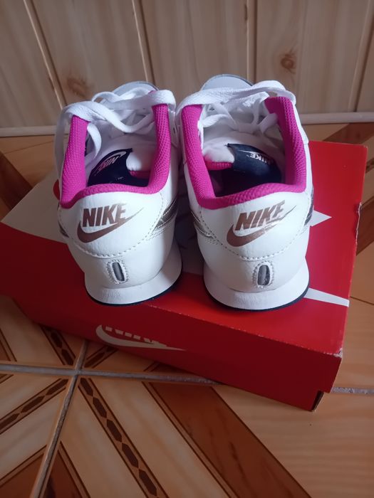 Adidasi Nike  nr 37,5