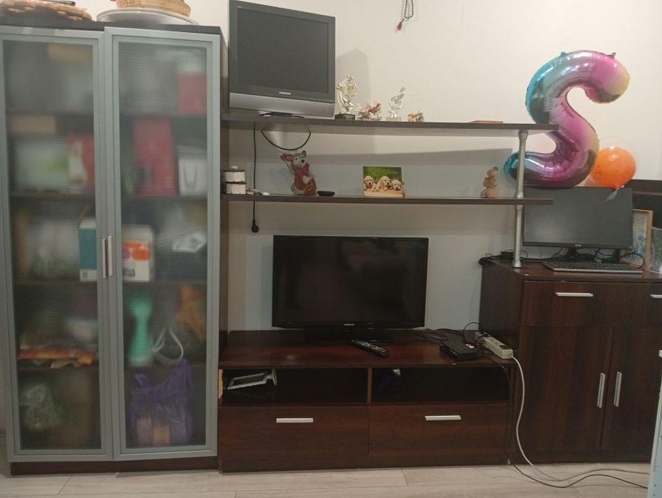 Срочно продается стенка ,состоящая  из шкафа ,полок для телевизора