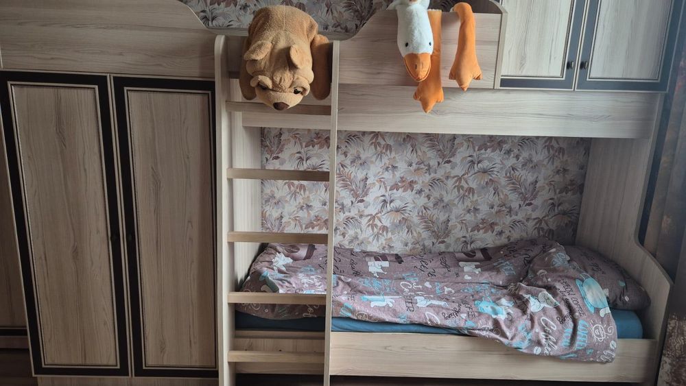 Продам двухъярусную кровать срочно