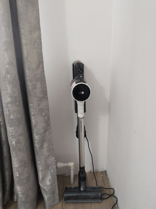 Пылесос вертикальный