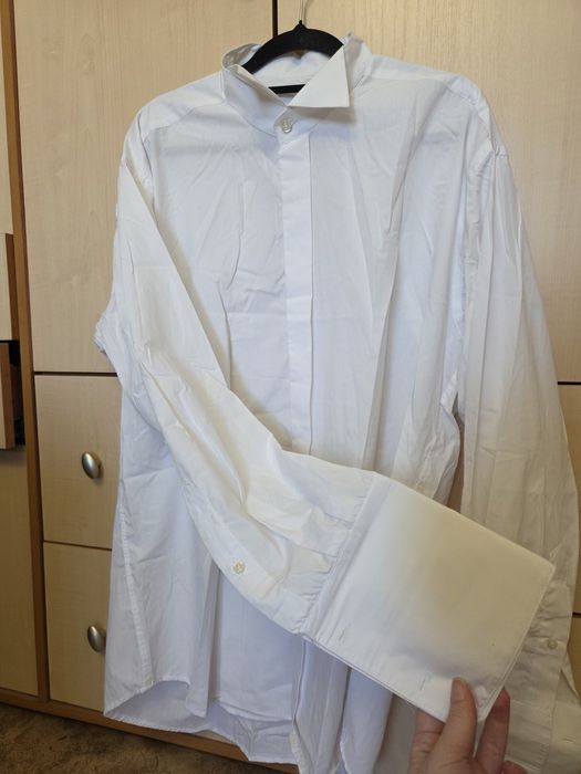 Белая мужская рубашка.