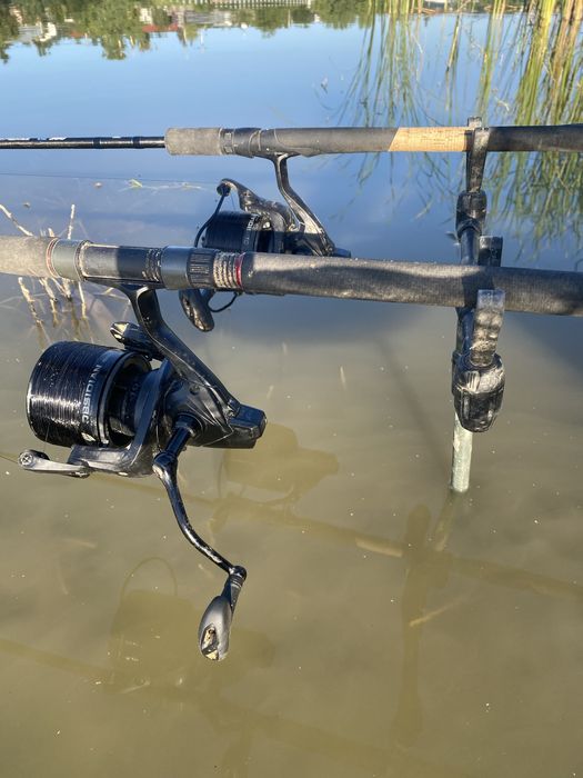 Set pescuit feeder Okuma + Formax – 2 lansete + 2 mulinete