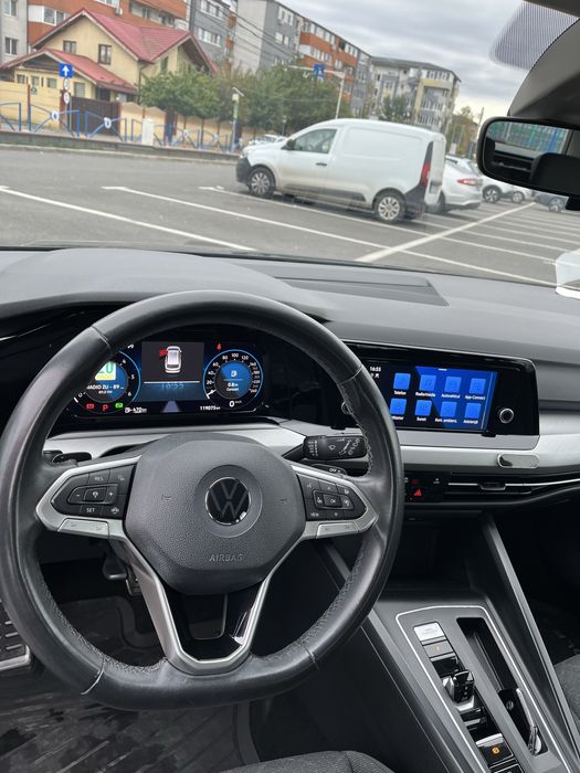 Volkswagen Golf 8 2.0 TDI DSG incalzire scaune senzori parcare bord digital faruri led jante aluminiu comenzi volan start stop asistenta parcare