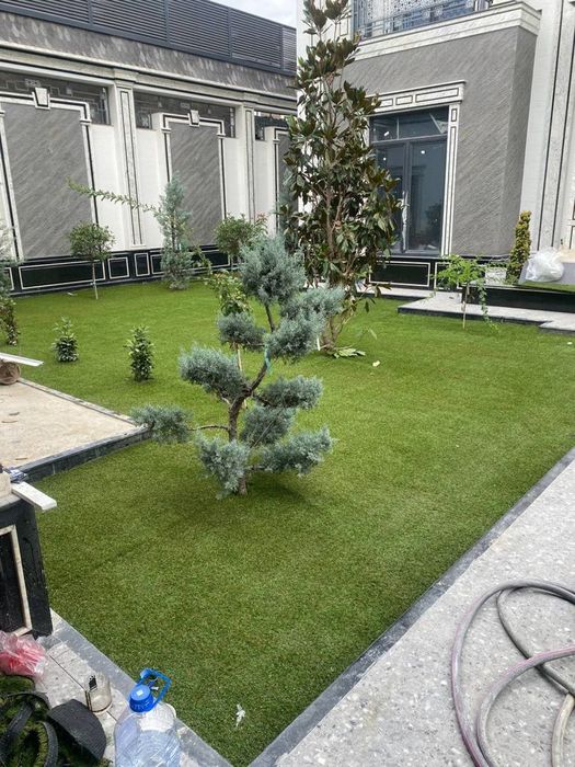 Suniy gazon va zabor