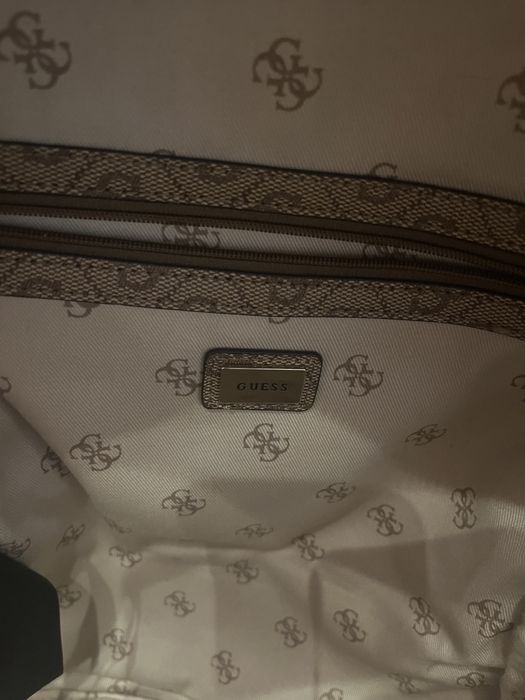 Ghiozdan Guess intr o stare extrem de buna