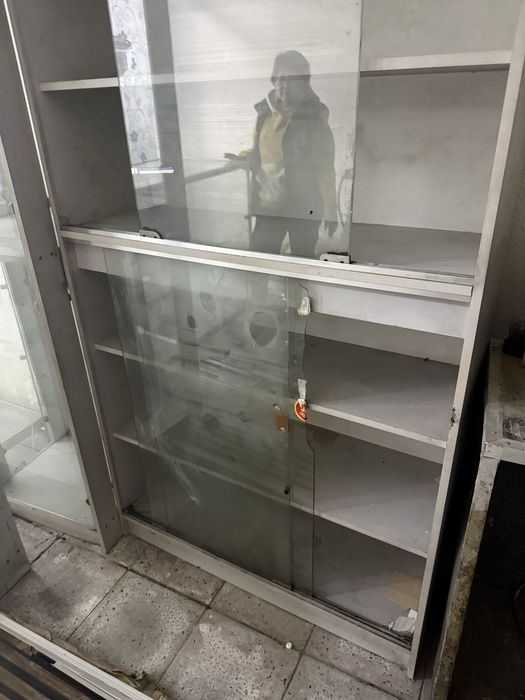Шкаф полка  стеклянныә 3 штук. Бесплатно отдам