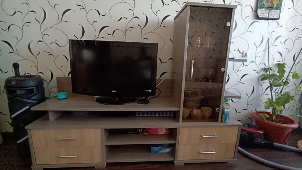 Продам стеллаж под телевизор