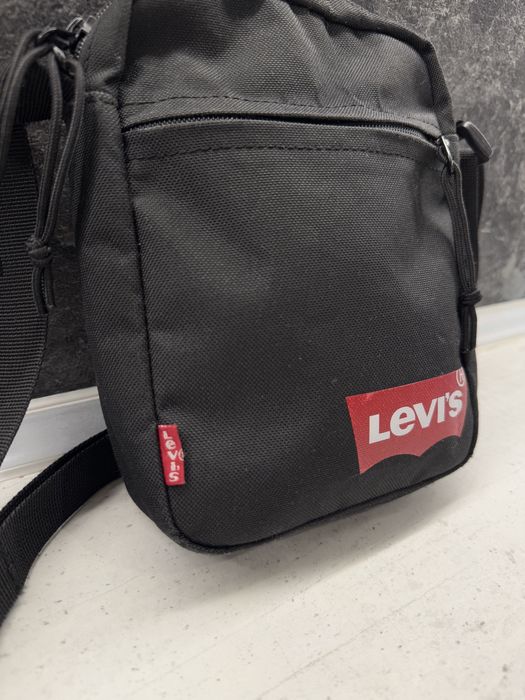 Мъжка чанта Levi’s носена